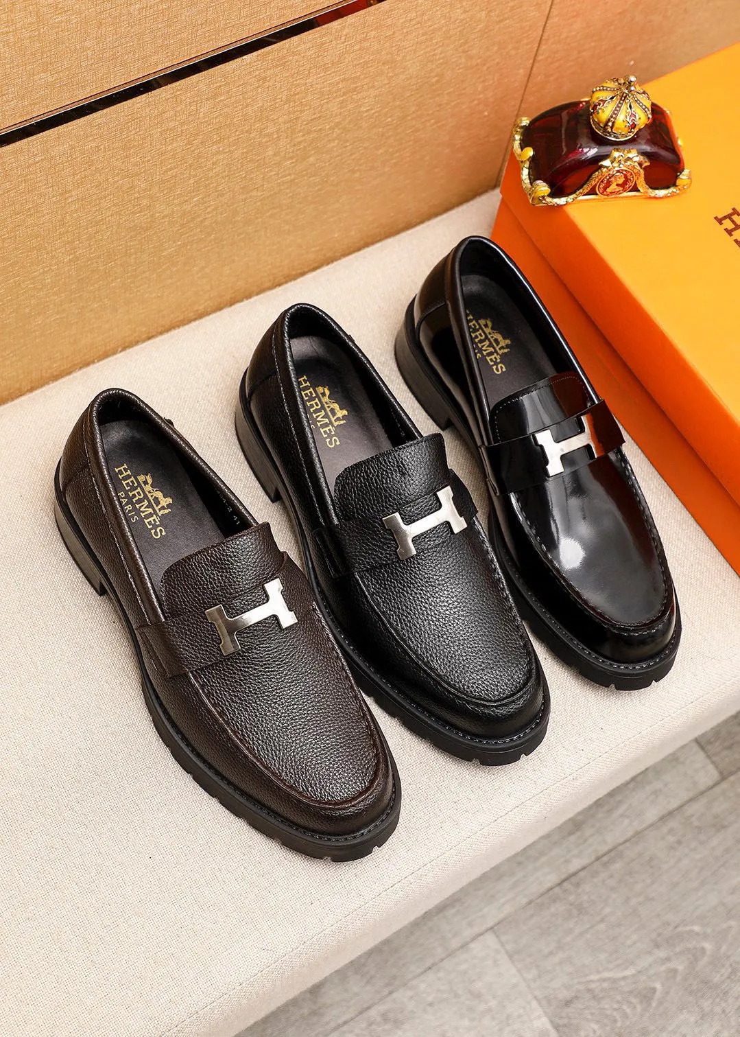 Men's shoes 💰460 💐 Product trademark: HERMES "Hermès" casual leather shoes Regular size: 39-44 (38.45🉑️customized) Product materials: Selected imported first-layer pebbled cowhide leather upper + classic hardware buckle, imported water-dyed 🐂 cowhide lining. Strong three-dimensional visual effect, non-slip and wear-resistant rubber outsole Color: 2⃣️colors available